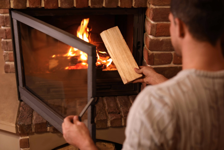 prikladanie dreva do krbu