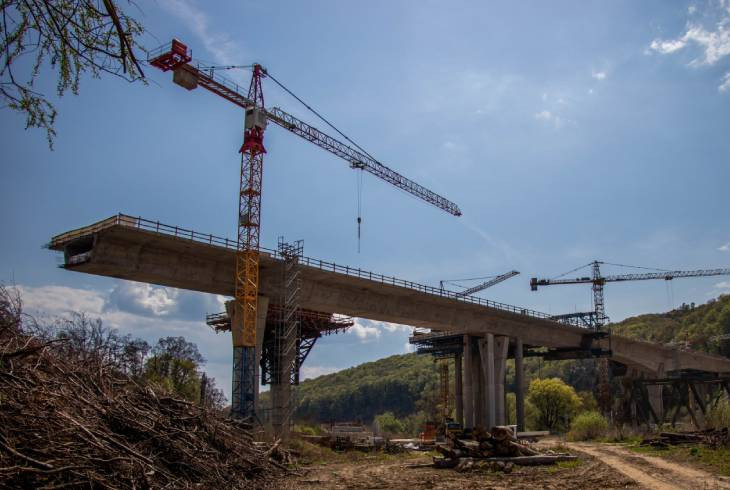 Žeriavy stavajú diaľnicu