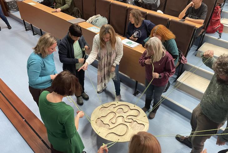 účastníci konferencie pri spoločnej aktivite