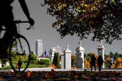 pohľad na panorámu mesta z mestského parku