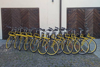 Žlté bicykle naukladané vedľa seba na ulici