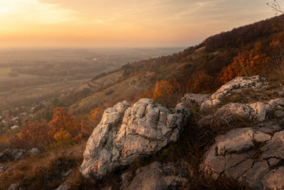 Skaly na svahu pri západe slnka