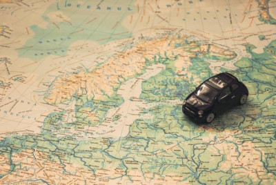 Mapa Európy s hračkárskym autom