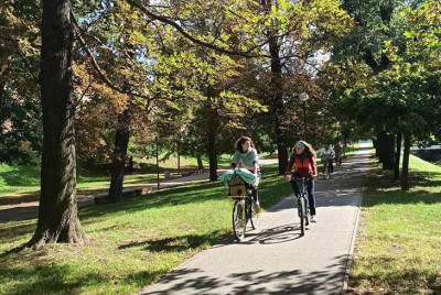 Dievča bicykluje cez park