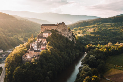 Oravský hrad na kopci pri západe slnka