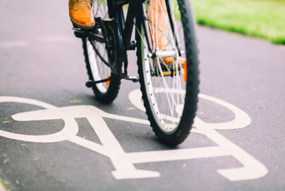 Cyklista prechádza na bicykli po značke bicykla namaľovanej na zemi