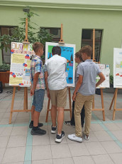 účastníci Vernisáže plagátov o znečistení ovzdušia z dopravy