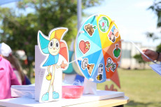 kartónový maskot populair