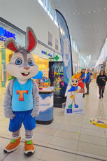 Maskot festivalu - zajko - pri projektovom stánku populair