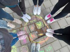 Výmoľ na chodníku - kritický bod identifikovaný pri monitorovaní okolia školy