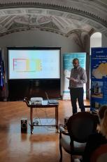 Prednášajúci informuje účastníkov workshopu o téme súvisiacej s udržateľnou mobilitou