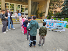 Children in front of the school