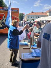Návštevníci pri info stánku